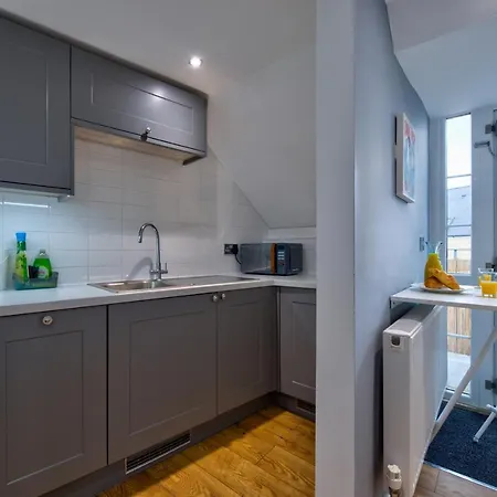 Stamford Central Stay - Stylish 2-Bed Apartment With Wifi Exterior photo
